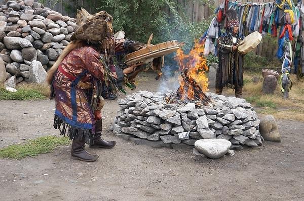 Şamanın giydiklerinin toplamda 600 parçadan oluştuğunu söyleyelim, bu bambaşka bir konu diyebiliriz. Gelelim törenlere...