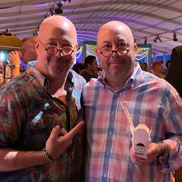 5. "Amerikalı sunucu Andrew Zimmern görsel bir ikizi olduğunu biliyor olabilir miydi?"