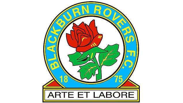 1. Blackburn Rovers ile başlayalım. Logoda yazan "Arte et labore" kulübün sloganı. Latincede ''Sanatla ve emekle'' anlamına geliyor. ''Ustalık ve çaba'' şeklinde de kullanılıyor.