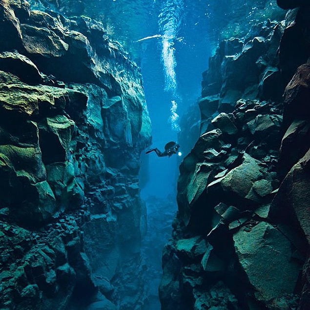 İzlanda, dünyada iki tektonik plaka arasında yüzebileceğiniz tek yerdir.