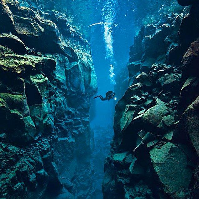 1. İzlanda, dünyada iki tektonik plaka arasında yüzebileceğiniz tek yerdir.