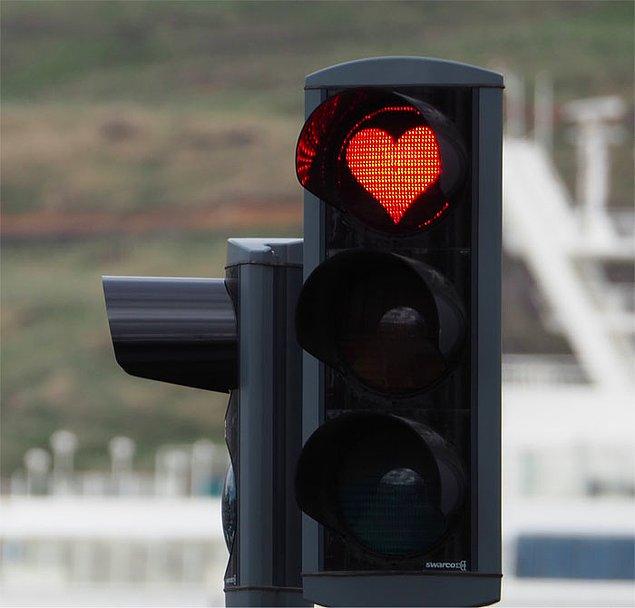 2. İzlanda'nın Akureyri kentinde trafik ışıklarında kırmızı çemberler yerine kırmızı kalpler vardır.