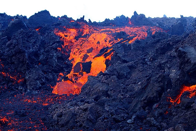 İzlanda'da yaklaşık 130 volkan bulunuyor ve bunların yaklaşık 30'u aktiftir.