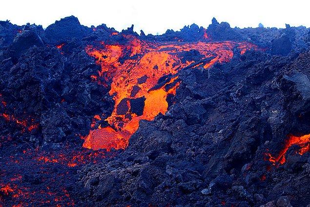 16. İzlanda'da yaklaşık 130 volkan bulunuyor ve bunların yaklaşık 30'u aktiftir.