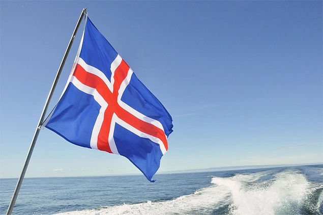 İzlanda bayrağının renkleri ülke manzarasının üç unsurunu sembolize ediyor.
