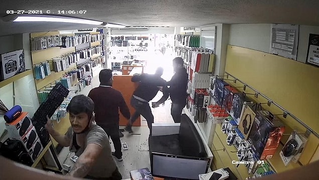 Olay anı, güvenlik kamerasına yansırken, Emine Arsav´ın da eşinden boşanmak istemediği belirtildi.