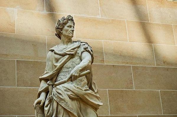 Sezar tüm bunların dışında Roma'da yaşayan yabancılara vatandaşlık hakkı verdi.