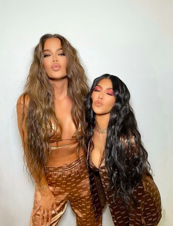 Как и у всех членов семьи Кардашьян, у Хлои очень насыщенная жизнь, за которой тщательно следят папарацци.