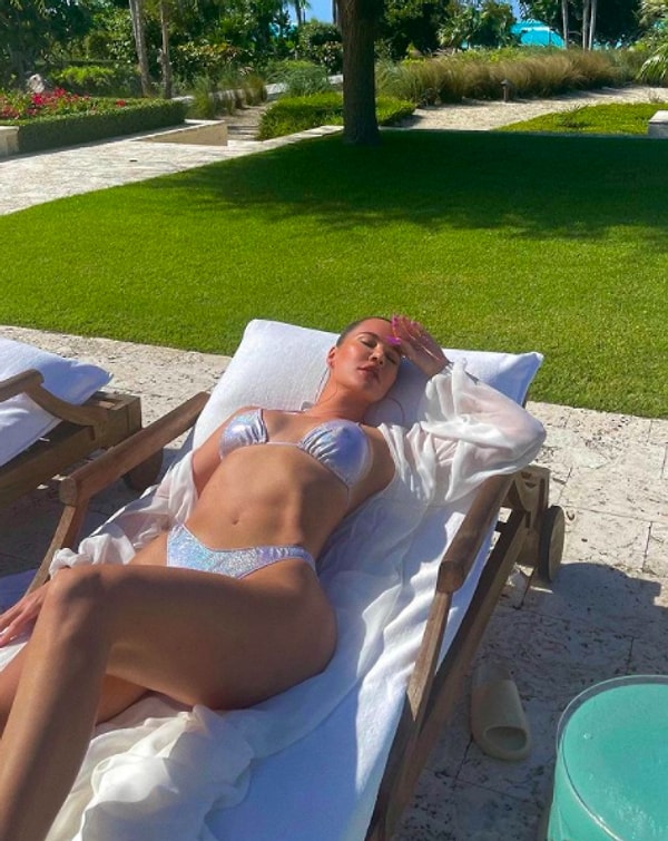 Хлоя Кардашьян ранее делилась фотографией с растяжками и прокомментировала: «Мне нравятся мои полоски», но многие подписчики были шокированы, когда увидели просочившуюся фотографию.