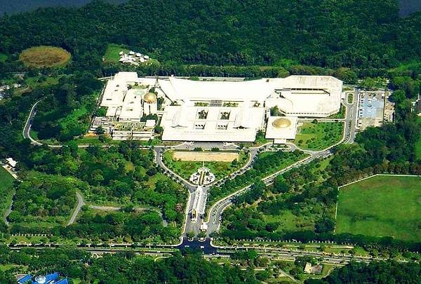 1. Istana Nurul Iman Palace – Brunei