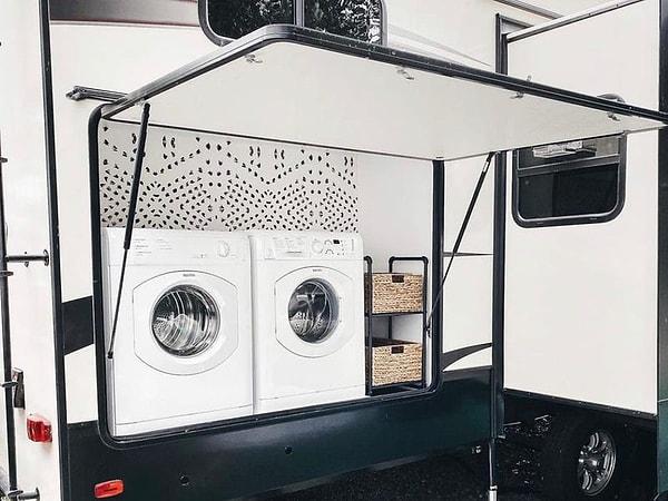 Karavanın dışarı açılan arka kısmında ise çamaşır makinası ve kurutucu bulunan bir çamaşır odası var.