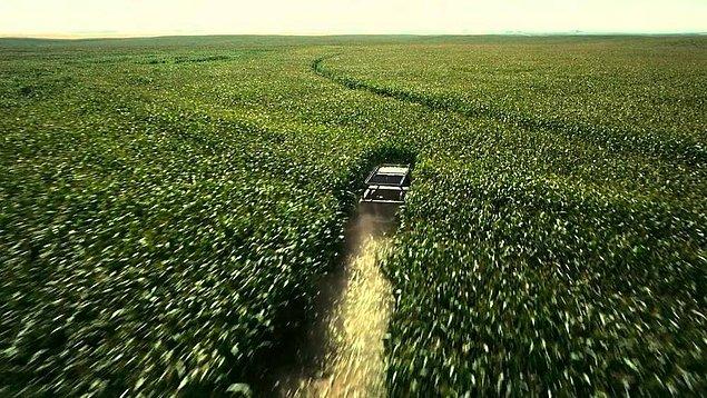 2. "Interstellar" (2014) filminde, yönetmen Christopher Nolan CGI teknolojisi kullanmak istemediği için 500 dönümlük mısır ekilmiştir. Filmden sonra ise bu mısırların hasadı yapılıp bütçede gelir elde edilmiştir.