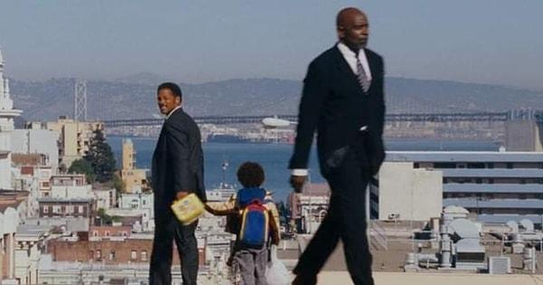 11. Umudunu Kaybetme" (2006) filminde, Will Smith, canlandırdığı ve filmin konu aldığı Chris Gardner'ın yanından geçiyor.