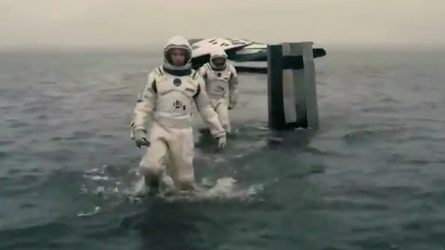 "Interstellar" (2014) filminde, inilen ilk gezegen olan su gezegeni sahnesinde arka planda çalan müziğin içinde 1.25 saniyede bir duyulan saat tiki sesi, dünyada geçen bir günü temsil etmektedir.