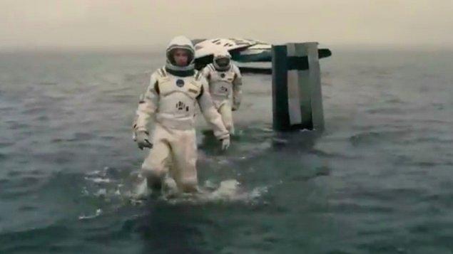 16. "Interstellar" (2014) filminde, inilen ilk gezegen olan su gezegeni sahnesinde arka planda çalan müziğin içinde 1.25 saniyede bir duyulan saat tiki sesi, dünyada geçen bir günü temsil etmektedir.
