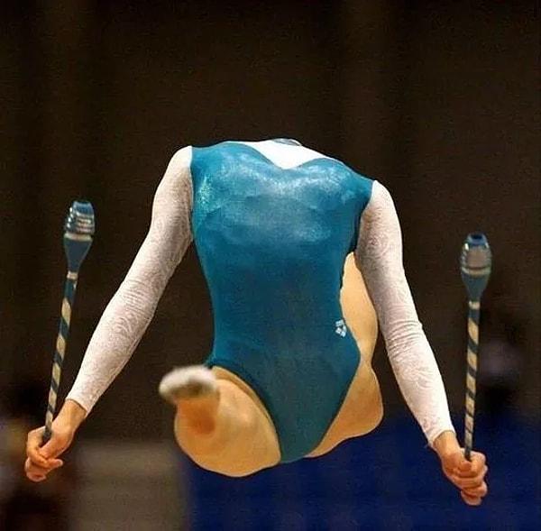 4. Kafası gözükmeyen bir jimnastikçi mi? Minyatür bir sanat eseri mi? Sanırım asla bilemeyeceğiz.