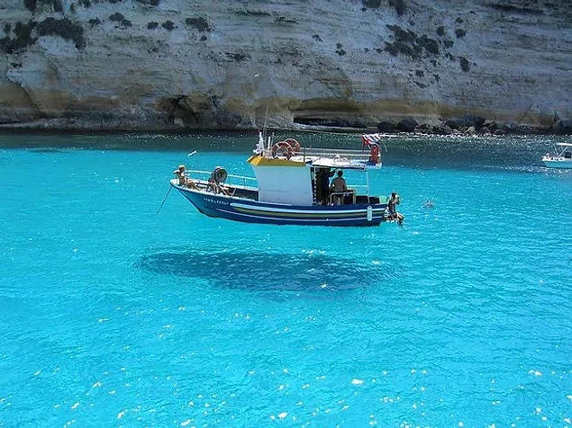 Su çok berrak olduğu için havada yüzüyormuş gibi görünen tekne