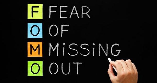 Fear of Missing Out'un kısaltması olan FOMO, gelişmeleri kaçırma, bir şeylerden eksik kalma korkusudur.