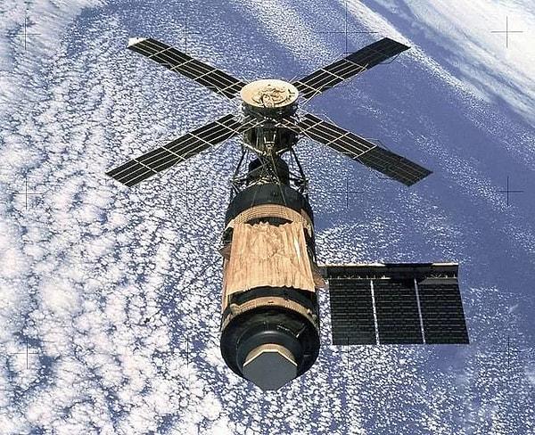 8. Bir Skylab'in uydusu teknik bazı problemlerden dolayı Avustralya'ya zorunlu iniş yapmak zorunda kaldı. Skylab uyduyu geri almak yerine 500 $'lık yere çöp atma cezası ödemek zorunda kaldı.