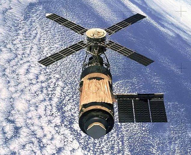 8. Bir Skylab'in uydusu teknik bazı problemlerden dolayı Avustralya'ya zorunlu iniş yapmak zorunda kaldı. Skylab uyduyu geri almak yerine 500 $'lık yere çöp atma cezası ödemek zorunda kaldı.