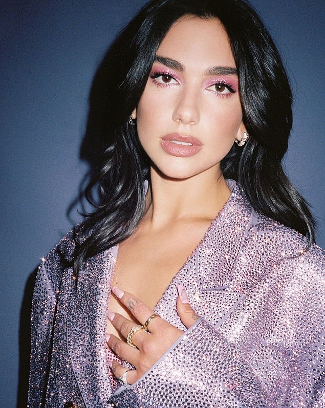 Dünyaca ünlü Dua Lipa'yı hepimiz yakından tanıyoruz... Kendisi hem güzelliği hem de sesiyle herkesi büyülüyor.