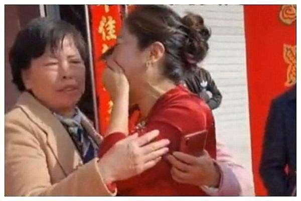 O anna, 31 Mart günü Çin'in Suzhou kentinde yapılan düğünde müstakbel gelinin 20 yıl önce yol kenarına bırakarak terk ettiği kızı