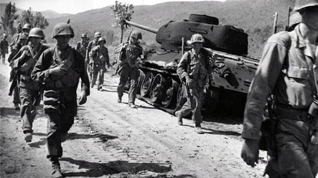 Ne yazık ki Türk Tugayı ilk kaybını bu yolculuk sırasında, trafik kazasında verir. Uçaksavar bataryasının bir kamyonu devrilir ve Başçavuş Sedat Boran ölür.