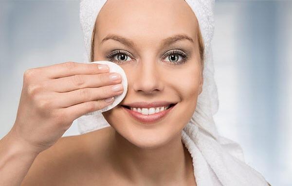 1. Göz çevresine de uygulanan yüz temizleme ürünlerinin kullanımı çok önemli.