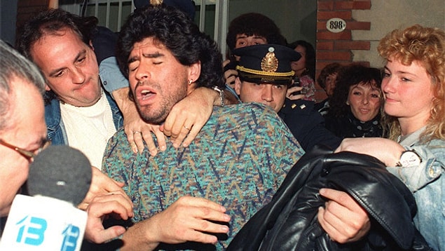 Camorra suç örgütüyle ayrıştırılamayacak şekilde bütünleşti. Mafya babası Carmine Giuliano’nun da dediği gibi ‘’Maradona, Camorra’ya karşı koyamadı.’’