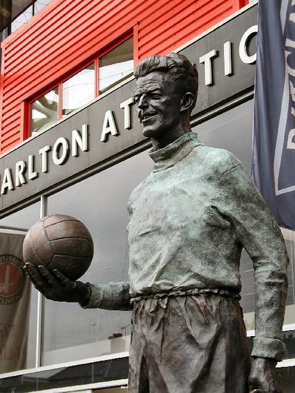1934–1956 yılları arasında Charlton Athletic formasıyla 579 maça çıkarak kulübün tarihine geçmiş birisi.
