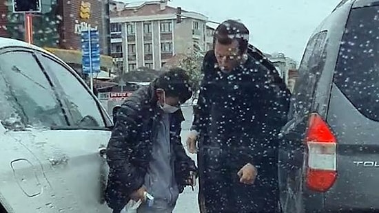 Yağmurlu Havada Mendil Satan Çocuğa Montunu Veren Güzel İnsan