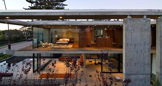 L şeklinde dizayn edilen bu evde ise büyük bir yüzme havuzu bulunuyor. Evin dış duvarları ise tamamen cam.