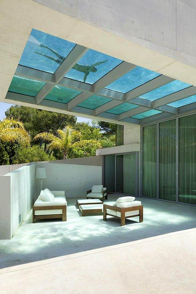 Wiel Arets Architects tarafından inşa edilen bu malikanede her şey kullanıcıya yönelik hazırlanmış. Çatı katında yer alan havuzun bir alt katı ise dinlenme odası olarak dizayn edilmiş.