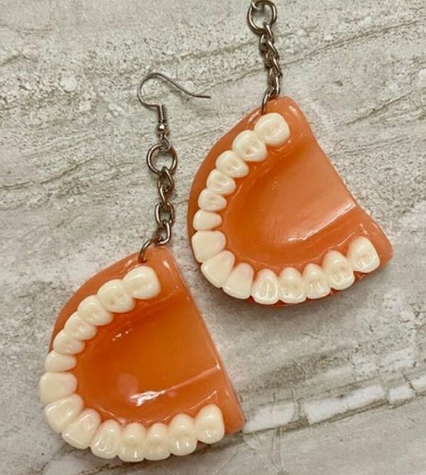 17. Серьги в виде зубных протезов