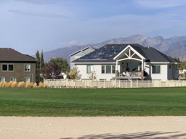 2. "Golf sahasının yakınındaki evinizin çatısına güneş panelleri yerleştirirseniz ne olur?"