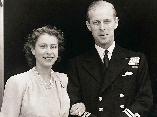 Aslında Kraliçe II. Elizabeth'in sahip olduğu her bir yetki İngiltere Anayasasında yer alıyor, fakat günümüzde bu yetkileri İngiltere Başbakanı kullanıyor.