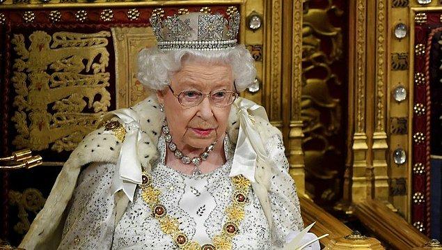 Kraliçe II. Elizabeth'in sahip olduğu bir diğer önemli yetki ise Başbakan ve Bakanları görevden almak ve yerlerine yeni birini atamak.