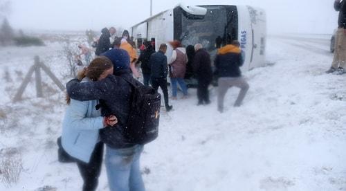 Konya'da 2 Tur Otobüsü Devrildi: 1 Rus Turist Öldü, Çok Sayıda Yaralı Var
