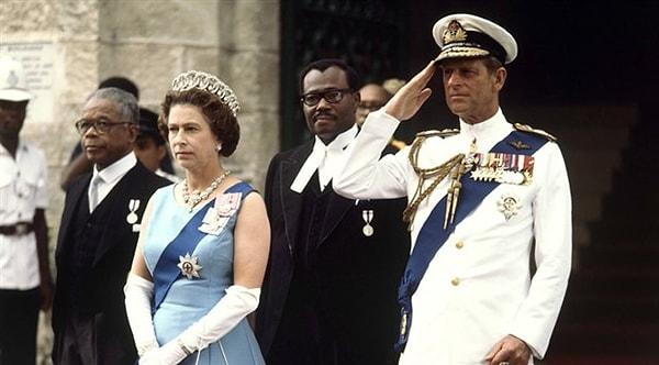 Prens Philip başta sefil bir hayat yaşasa da, II. Dünya Savaşı'nda İngiliz ordusuna katıldı ve savaş kahramanı ve soylu bir prens olarak Elizabeth ile tanıştı.