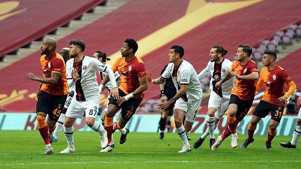 Son 6 maçta sadece 1 galibiyet kazanabilen Galatasaray, maç fazlasına karşın lider Beşiktaş'ın 5 puan gerisinde kaldı.