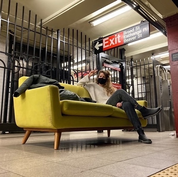 9. Ваши родители лгали, когда говорили, что ничего хорошего не происходит после наступления темноты. Я вот нашла такой диванчик прошлой ночью