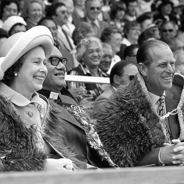 Королева и герцог Эдинбургские носили маори каху-киви (плащи из перьев киви) во время визита в Новую Зеландию в 1977 году.