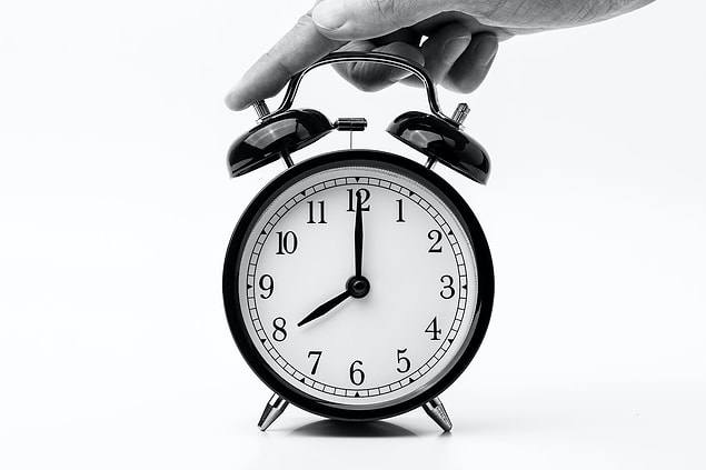 Alarm kurmayı deneyebilirsiniz.