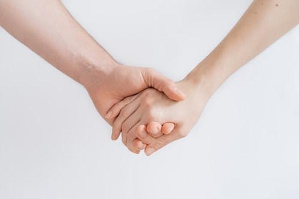 3. Sevdiğiniz insanın elini tutun. Temas oksitosini artırır.