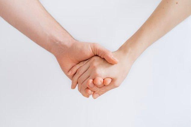 3. Sevdiğiniz insanın elini tutun. Temas oksitosini artırır.