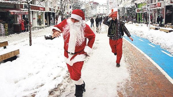 Temsili Noel Baba'yı "Sen kimsin lan?" diye sokakta kovalayan temsili yeniçeriler