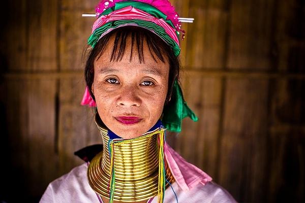 3. Padaung kadınları boyunlarına geçirdikleri halkalarla dünyanın en uzun boyunlarına sahipler. Bu bölgedeki kadınlar, ne kadar uzun boyunluysa o kadar güzel olduklarını düşünüyor.