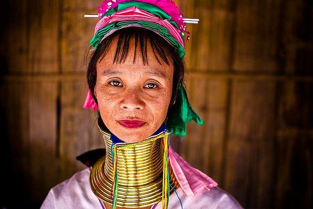 3. Padaung kadınları boyunlarına geçirdikleri halkalarla dünyanın en uzun boyunlarına sahipler. Bu bölgedeki kadınlar, ne kadar uzun boyunluysa o kadar güzel olduklarını düşünüyor.