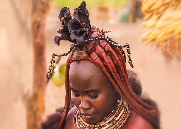 8. Fula kabilesindeki kadınlar için geniş alın önemli bir güzellik ölçütü. Afrika'da yer alan Fula kabilesi kadınları, dar olan alınlarını kazıyarak olabildiğince geniş göstermeye çalışıyorlar.