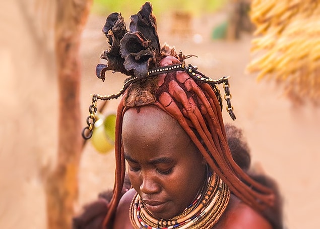 8. Fula kabilesindeki kadınlar için geniş alın önemli bir güzellik ölçütü. Afrika'da yer alan Fula kabilesi kadınları, dar olan alınlarını kazıyarak olabildiğince geniş göstermeye çalışıyorlar.